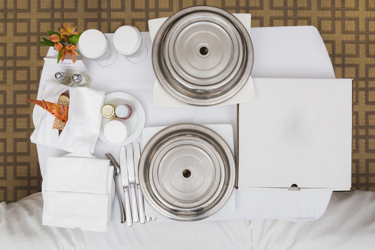 Room service de hotel con campanas de mantenimiento en caliente