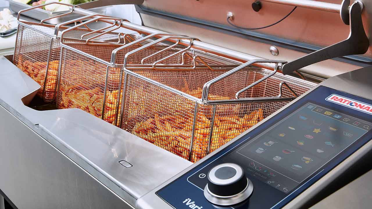 Sartén basculante multifunción Rational iVario para cocina de producción